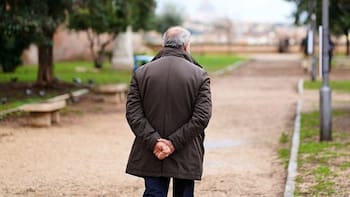 Qué significa caminar con las manos detrás de la espalda, según la psicología