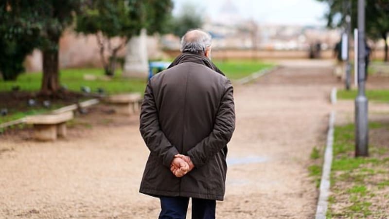 Qué significa caminar con las manos en la espalda, según la psicología.