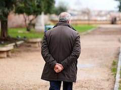 Qué significa caminar con las manos en la espalda, según la psicología