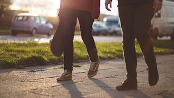 Qué significa mirar al piso mientras caminas, según la psicología