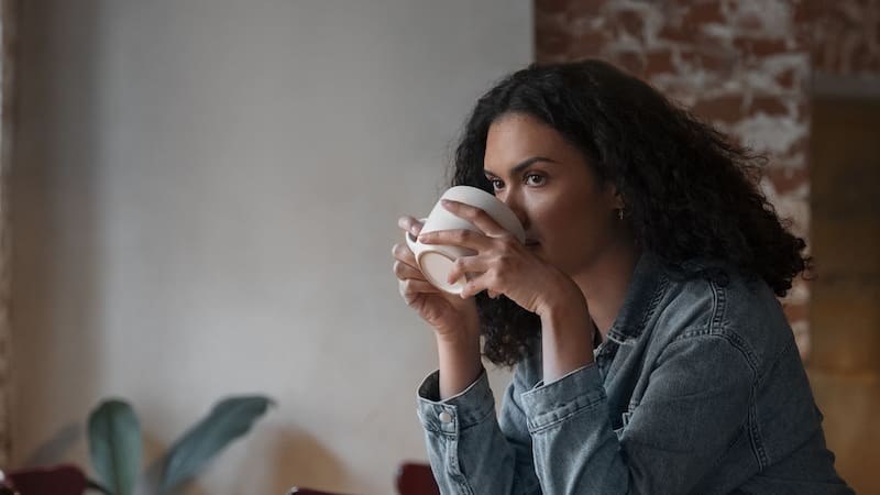 Qué significa dejar el último trago de café, según la psicología