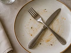 Qué significa dejar los cubiertos en forma de cruz sobre el plato y cuándo hacerlo