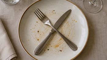Qué significa dejar los cubiertos en forma de cruz sobre el plato y cuándo hacerlo