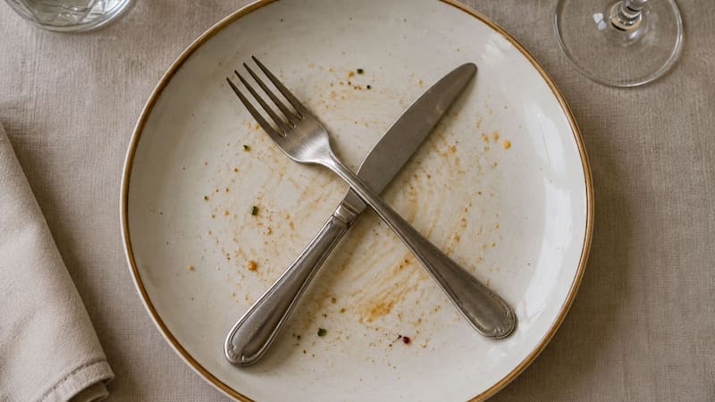 Qué significa dejar los cubiertos en forma de cruz sobre el plato y cuándo hacerlo