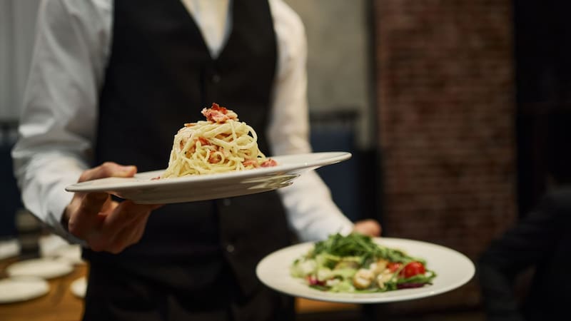 Qué significa dejar los cubiertos en forma de cruz sobre el plato y cuándo hacerlo