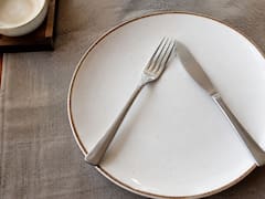 Qué significa dejar los cubiertos en forma de triángulo sobre el plato y cuándo hacerlo