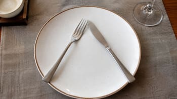 Qué significa dejar los cubiertos en forma de triángulo sobre el plato y cuándo hacerlo