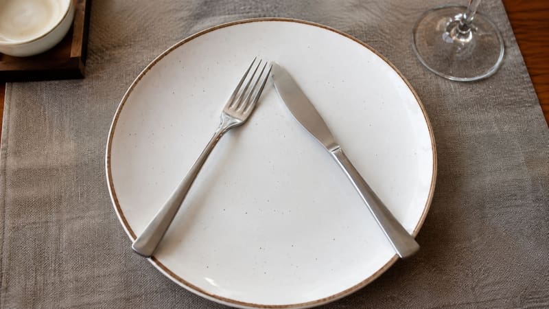Qué significa dejar los cubiertos en forma de triángulo sobre el plato y cuándo hacerlo