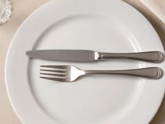 Qué significa dejar los cubiertos en horizontal en el plato con los mangos hacia la derecha y cuándo hacerlo
