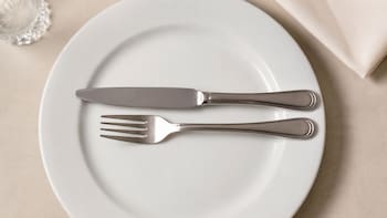 Qué significa dejar los cubiertos en horizontal en el plato con los mangos hacia la derecha y cuándo hacerlo