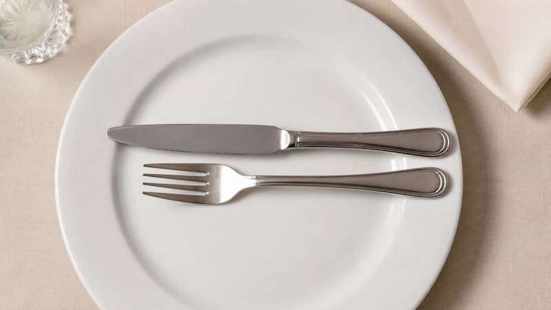 Qué significa dejar los cubiertos en horizontal en el plato con los mangos hacia la derecha y cuándo hacerlo