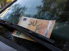 Qué significa encontrar un billete en el parabrisas del coche y por qué es fundamental saber cómo actuar
