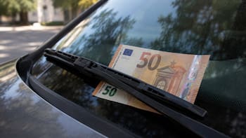 Qué significa encontrar un billete en el parabrisas del coche y por qué es fundamental saber cómo actuar