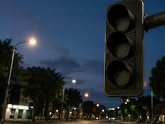 Qué significa encontrar un semáforo apagado y quién tiene prioridad para pasar