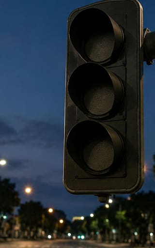 Qué significa encontrar un semáforo apagado y quién tiene prioridad para pasar