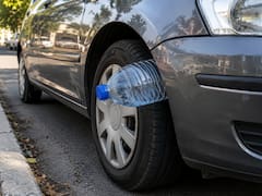 Encontrar una botella de plástico en la rueda del coche: qué significa y por qué es fundamental saber cómo actuar