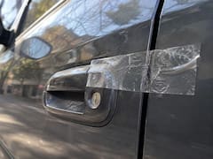 Qué significa encontrar una cinta adhesiva en la cerradura del auto y por qué no deberías ignorarla