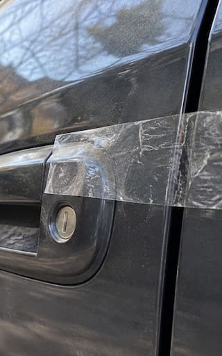 Qué significa encontrar una cinta adhesiva en la cerradura del auto y por qué no deberías ignorarla