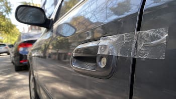 Qué significa encontrar una cinta adhesiva en la cerradura del auto y por qué no deberías ignorarla