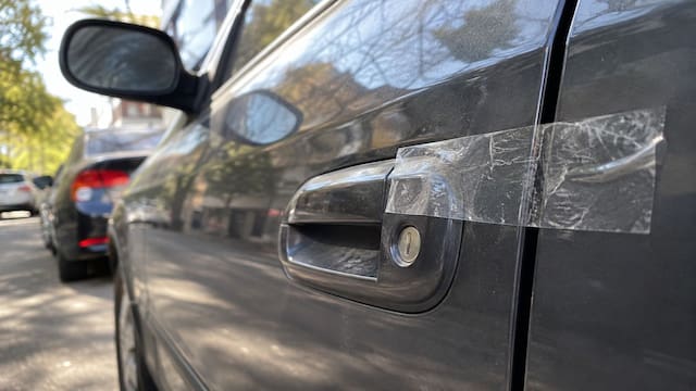Qué significa encontrar una cinta adhesiva en la cerradura del auto y por qué no deberías ignorarla