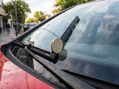 Qué significa encontrar una moneda en el parabrisas del coche y por qué es fundamental saber cómo actuar