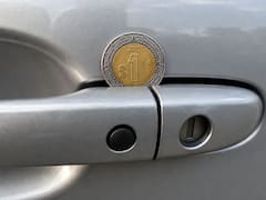 Qué significa encontrar una moneda en la manija de la puerta del auto y por qué es importante saber qué hacer