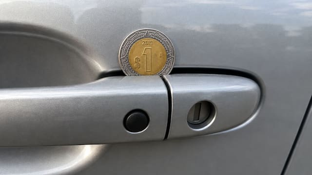 Qué significa encontrar una moneda en la manija de la puerta del coche y por qué es importante saber qué hacer