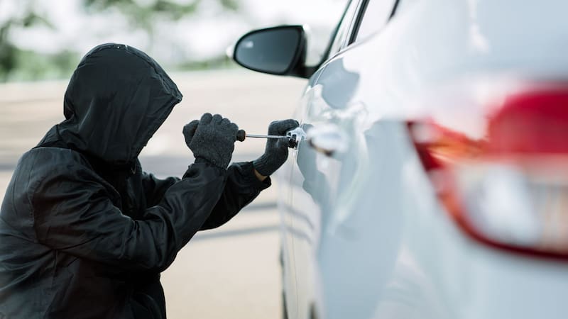Qué significa encontrar una moneda en la manija de la puerta del auto y por qué es importante saber qué hacer
