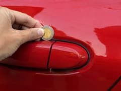 Encontrar una moneda en la manija de la puerta del auto: qué significa y por qué es importante saber qué hacer