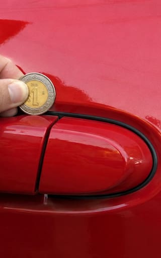 Encontrar una moneda en la manija de la puerta del auto: qué significa y por qué es importante saber qué hacer
