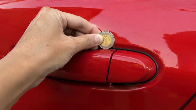 Encontrar una moneda en la manija de la puerta del auto: qué significa y por qué es importante saber qué hacer