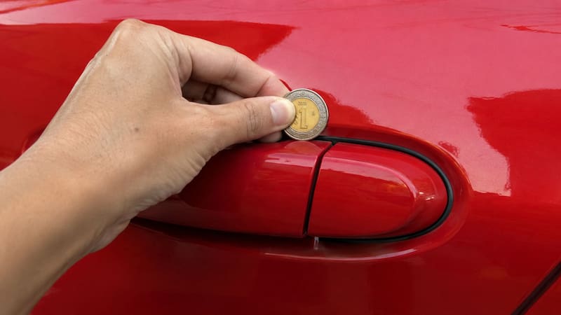 Qué significa encontrar una moneda en la manija de la puerta del auto y por qué es importante saber qué hacer