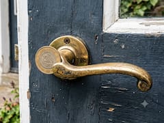 Qué significa encontrar una moneda en la manija de la puerta de casa y por qué es importante saber qué hacer