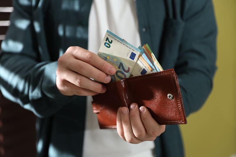 Qué significa encontrar una moneda y un billete en la calle y por qué es importante