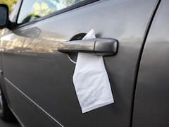 Qué significa encontrar una servilleta en la puerta del coche y por qué es fundamental saber cómo actuar