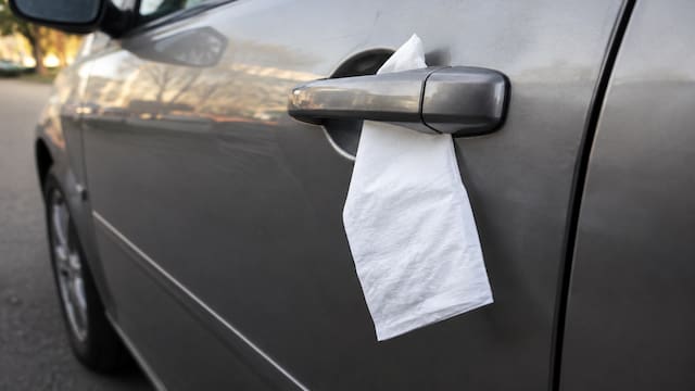 Qué significa encontrar una servilleta en la puerta del coche y por qué es fundamental saber cómo actuar