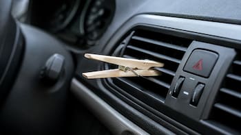 Qué significa enganchar una pinza de madera en el aire acondicionado del coche. Para qué sirve y por qué lo recomiendan