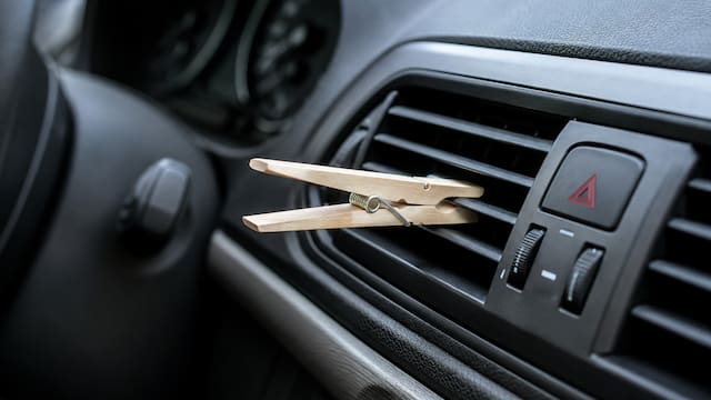 Qué significa enganchar una pinza de madera en el aire acondicionado del coche. Para qué sirve y por qué lo recomiendan