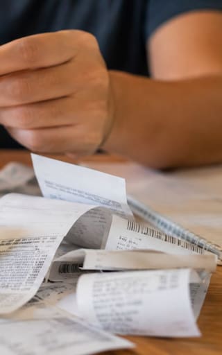 Qué significa guardar todos los recibos y comprobantes, según los expertos en psicología