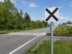 Qué significa la señal de tráfico de una “X” negra sobre fondo blanco y por qué debes extremar la precaución al verla