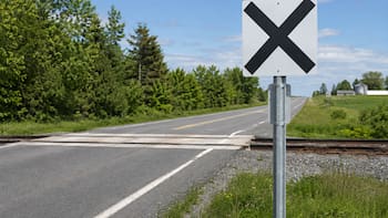 Qué significa la señal de tráfico de una “X” negra sobre fondo blanco y por qué debes extremar la precaución al verla