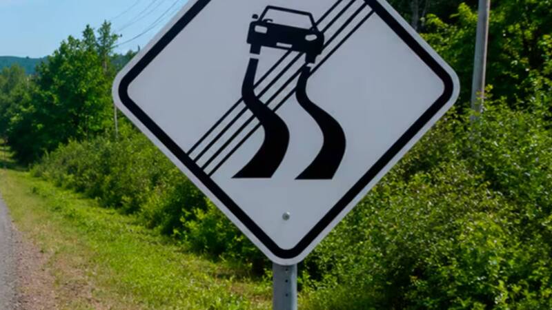 Qué significa la señal de tránsito con un auto en fondo blanco y cuatro líneas diagonales