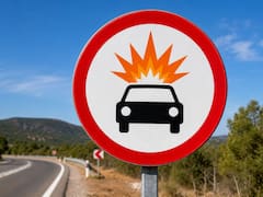 Qué significa la señal de tránsito de bordes rojos con un auto y una explosión en naranja arriba