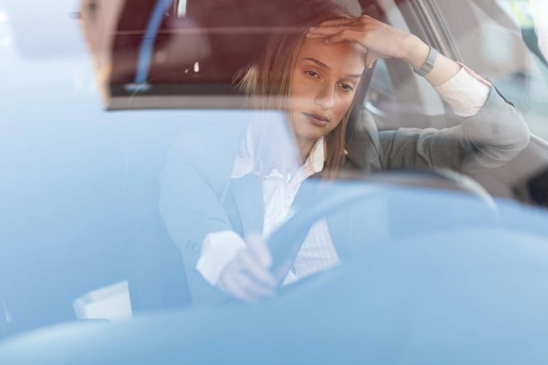 Qué significa la señal de tránsito de bordes rojos con un auto y una explosión en naranja arriba. Fuente: Shutterstock.