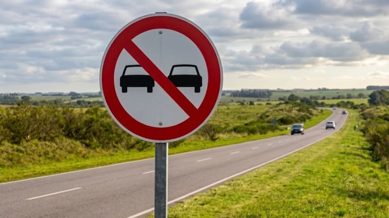 Qué significa la señal de tránsito de dos autos tachados que salva vidas y es clave para evitar accidentes en la ruta
Fuente: IA
