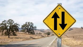 Qué significan las señales de tránsito 4.30 y 5.50 con fondo amarillos y por qué son importantes