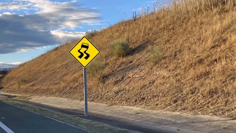 Qué significa la señal de tránsito de un auto derrapando con fondo amarillo: por qué es importante en las normas vigentes de Argentina