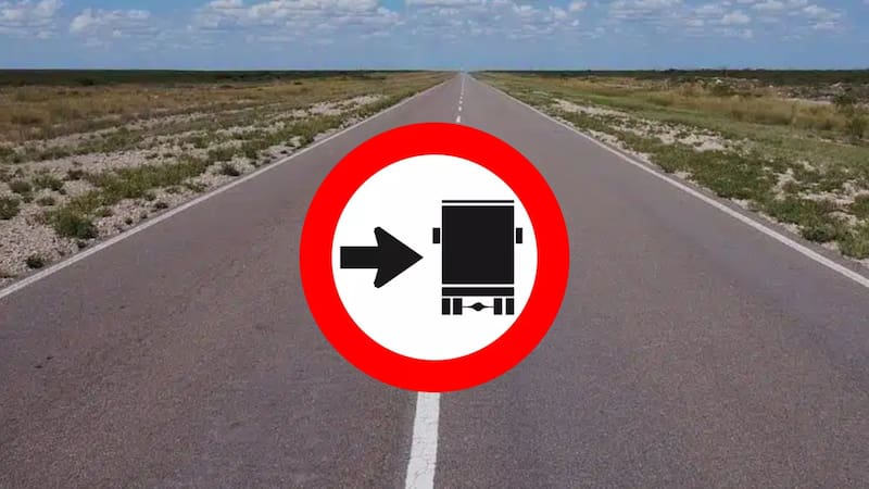 Qué significa la señal de tránsito de un camión con una flecha y por qué es importante prestarle atención en la ruta
Fuente: Canva