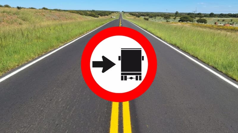 Qué significa la señal de tránsito de un camión con una flecha y por qué es importante prestarle atención en la ruta
Fuente: Canva