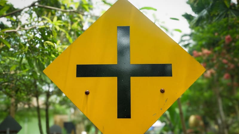 Qué significa la señal de tránsito de una cruz negra sobre un fondo amarillo y por qué es importante
Fuente: Shutterstock
